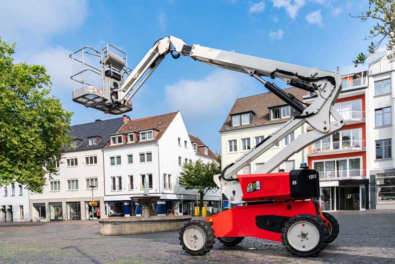 Személyemelő bérlés ereszcsatorna tisztításhoz és fák gallyazásához