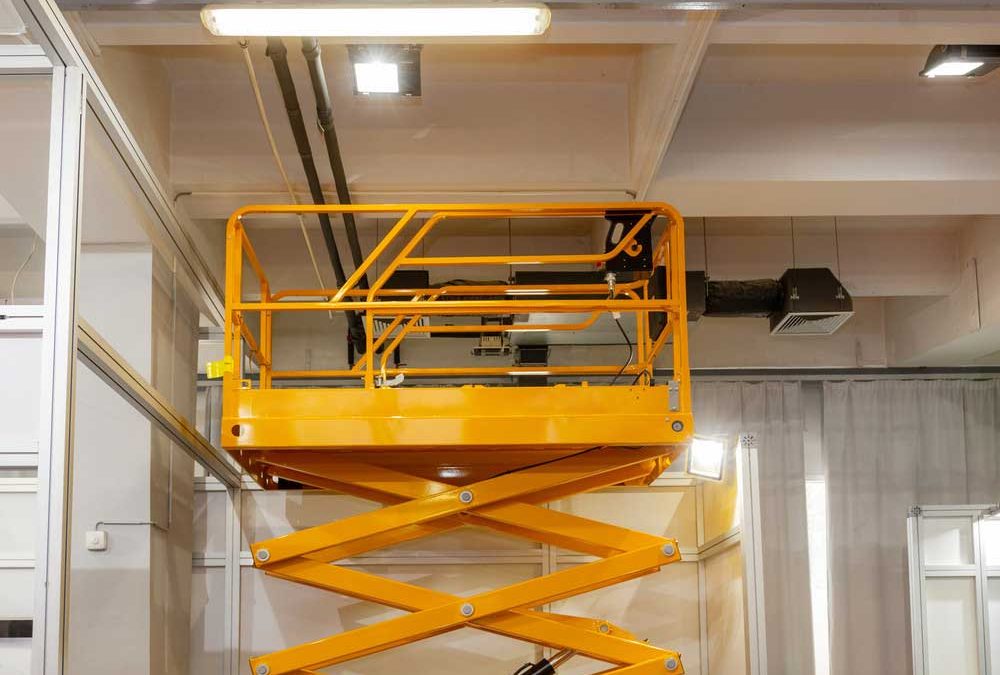 Elektromos ollós és karos emelők beltéri munkákhoz